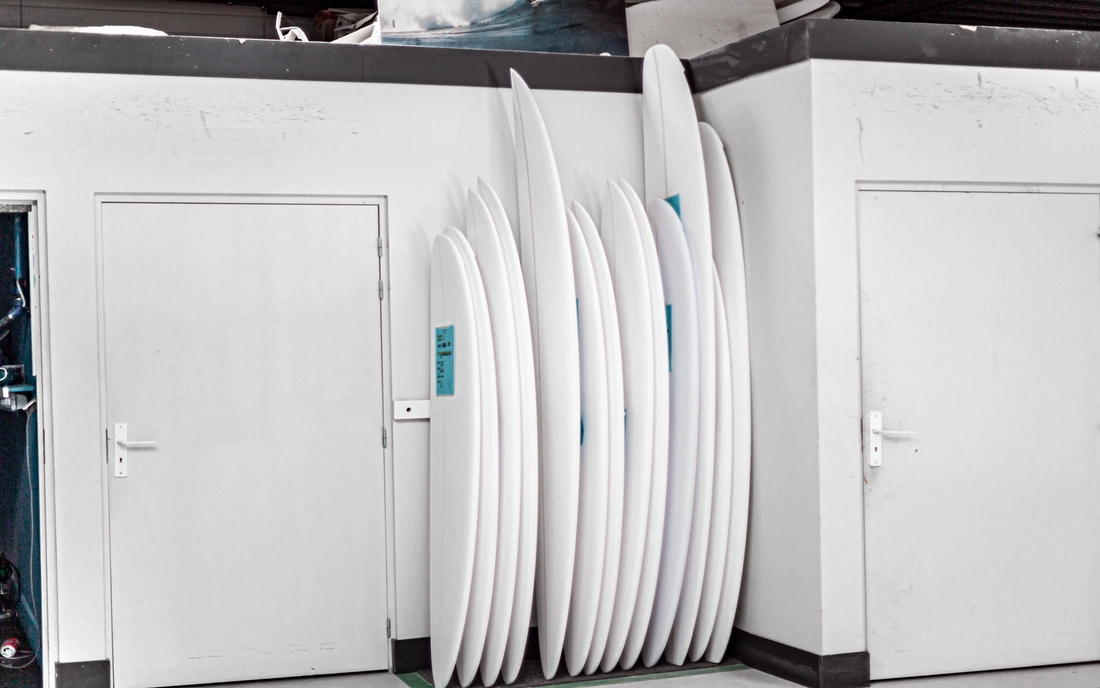 Weiße Surfbrett Blanks an einer Wand