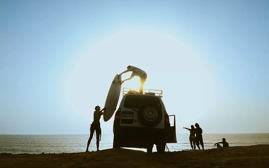 Surfer beim Surfguiding am Spotcheck