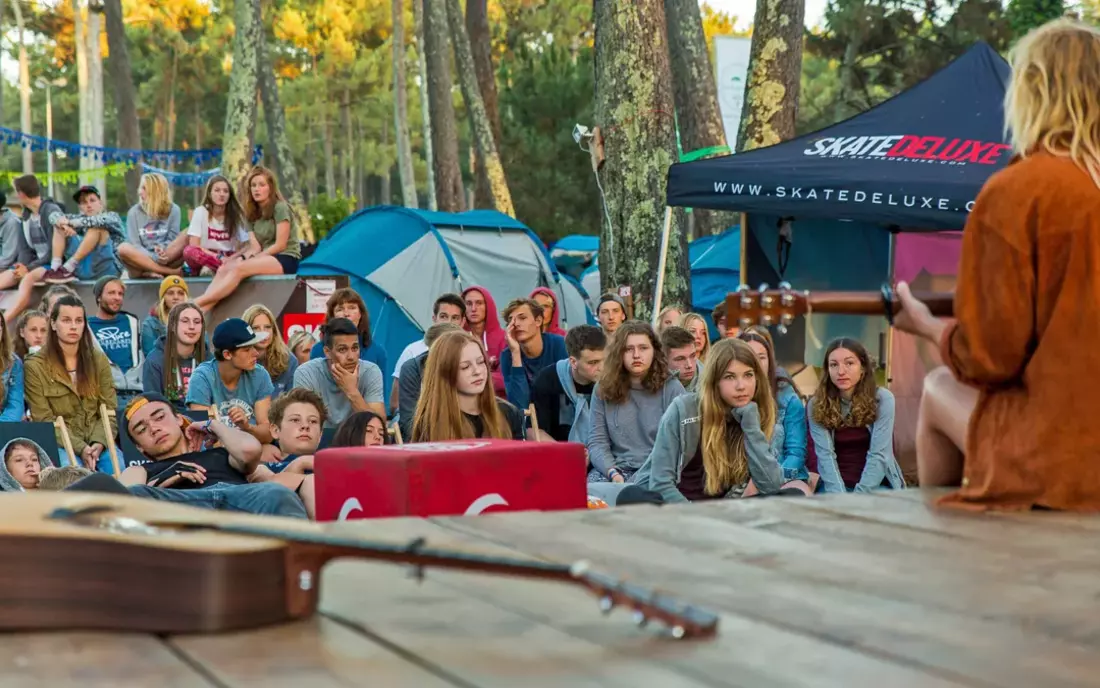 Livekonzert mit Akustikgitarre bei uns im Camp