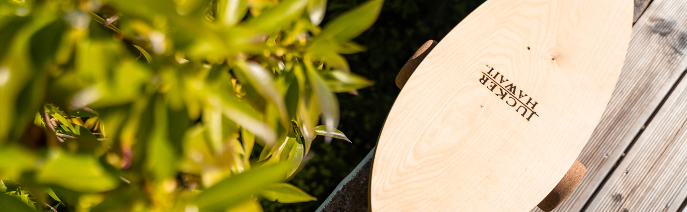 Balance Board aus Holz auf Holzboden von oben