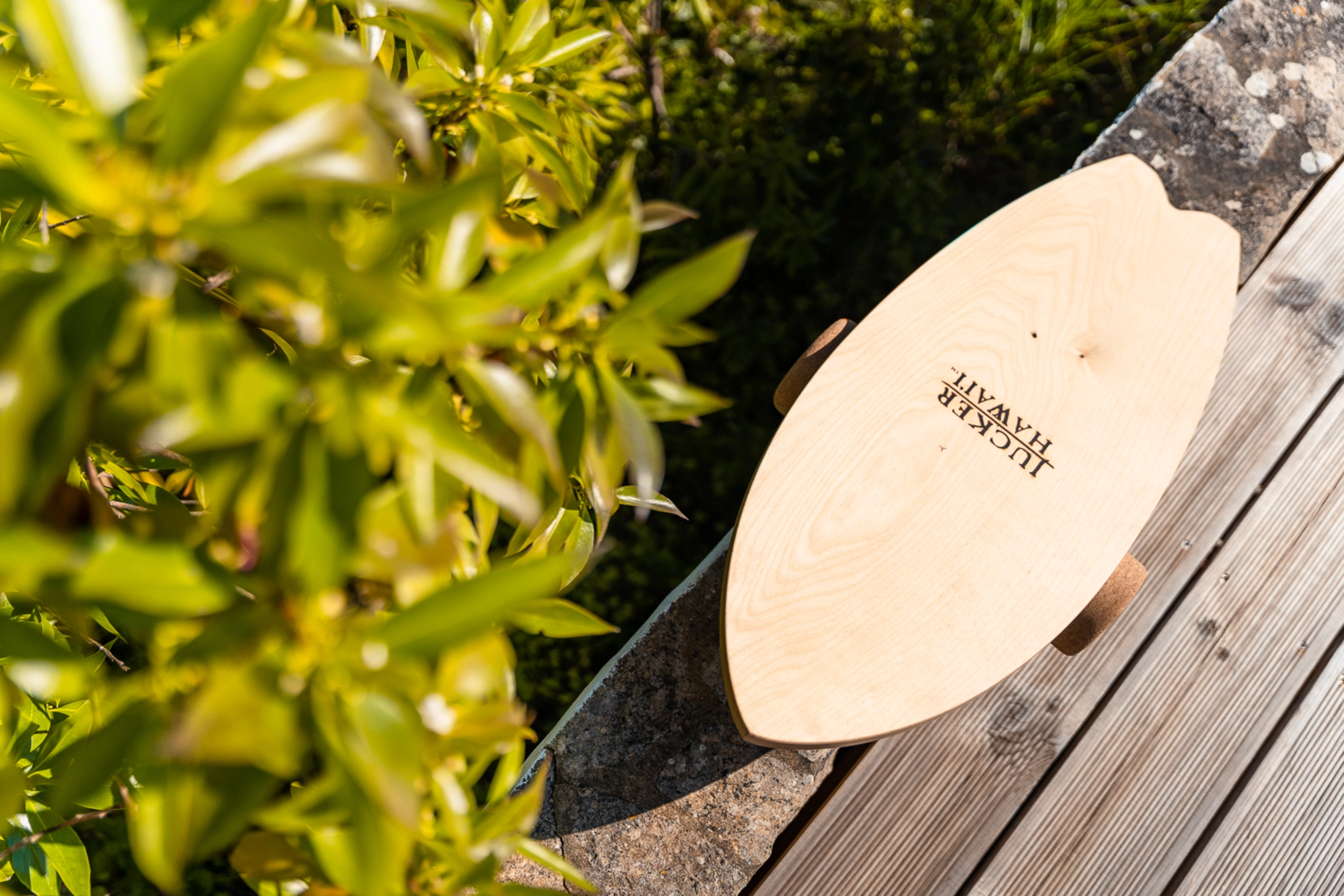 Balance Board aus Holz auf Holzboden von oben