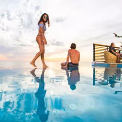 Menschen am Pool des Sea View Surfcamp Marokko