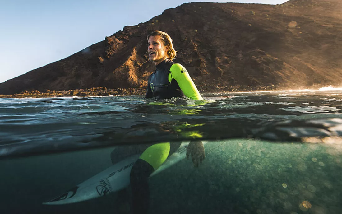 Surfer beim Surfen Unterwasseraufnahme