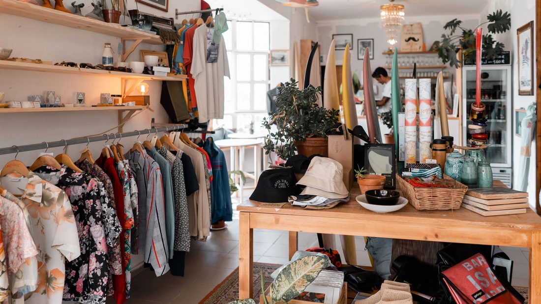 durch die örlichen Surfshops schlendern