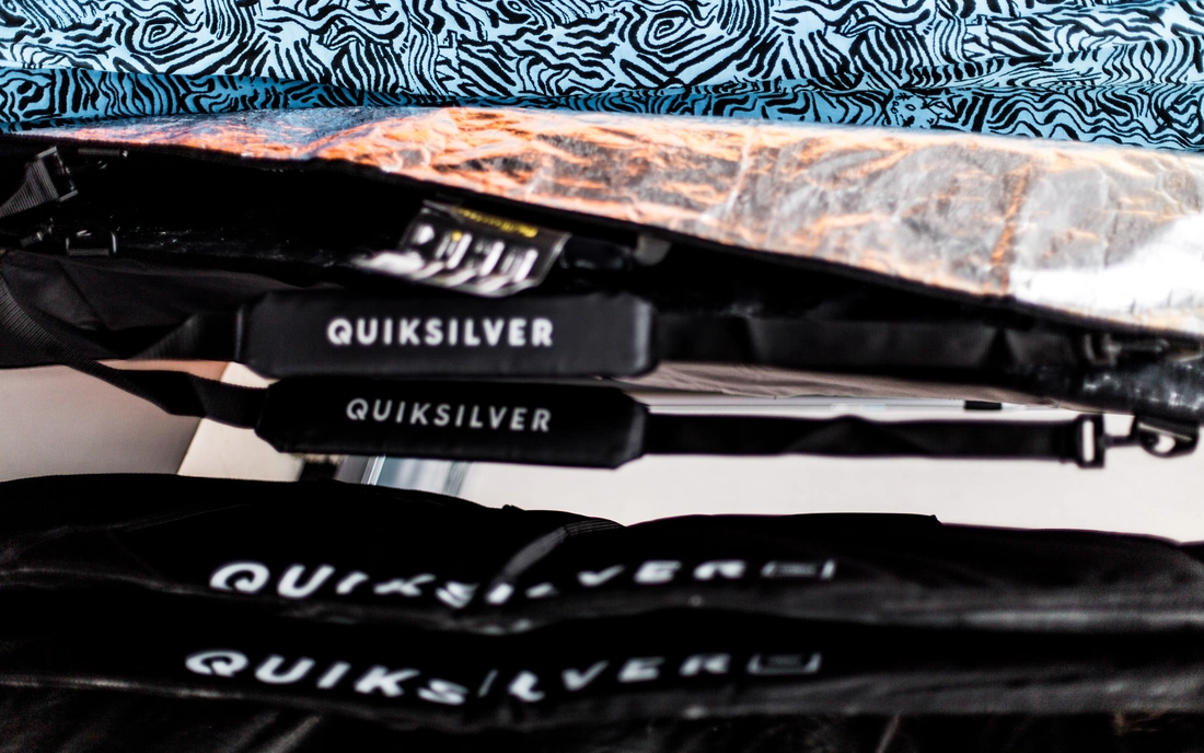 Board Bags und Surfboard Socken von Quiksilver liegen aufeinander