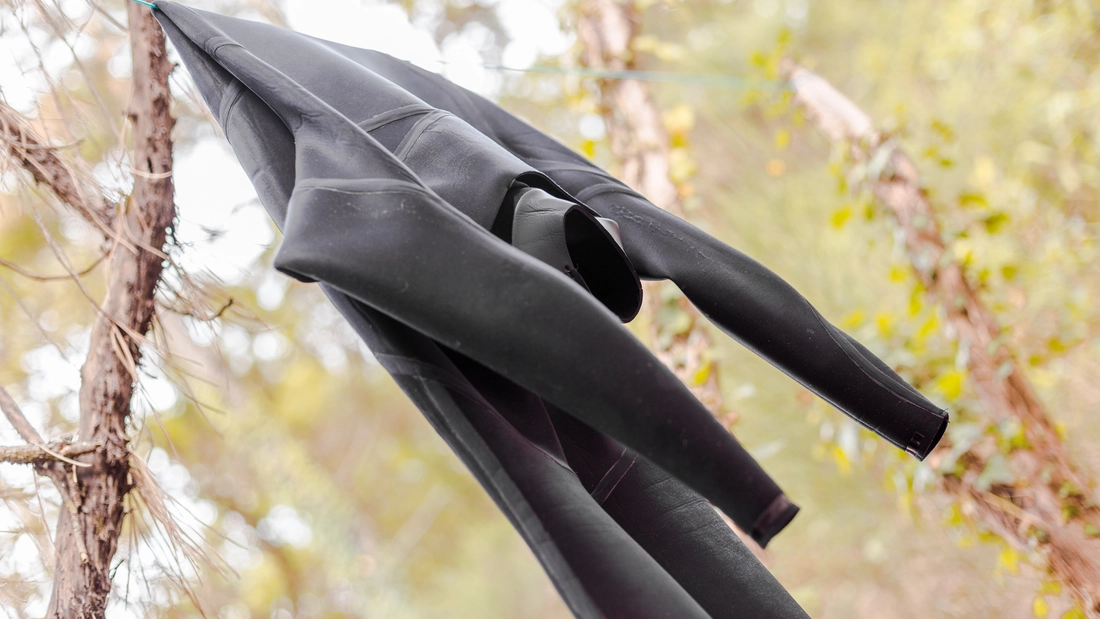 Neoprenanzug beim Trocknen