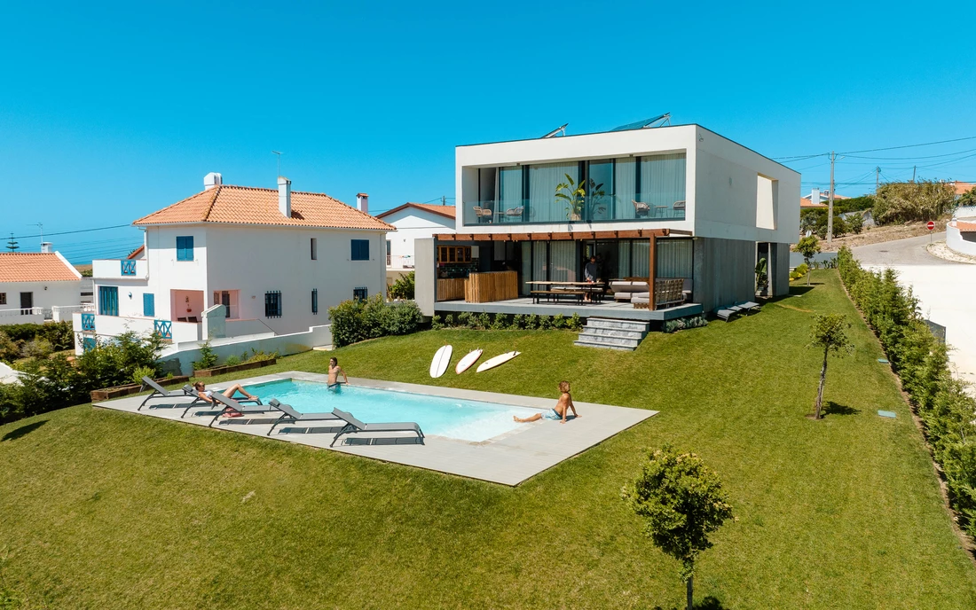 Der große Garten lädt zum Sonnenbaden ein