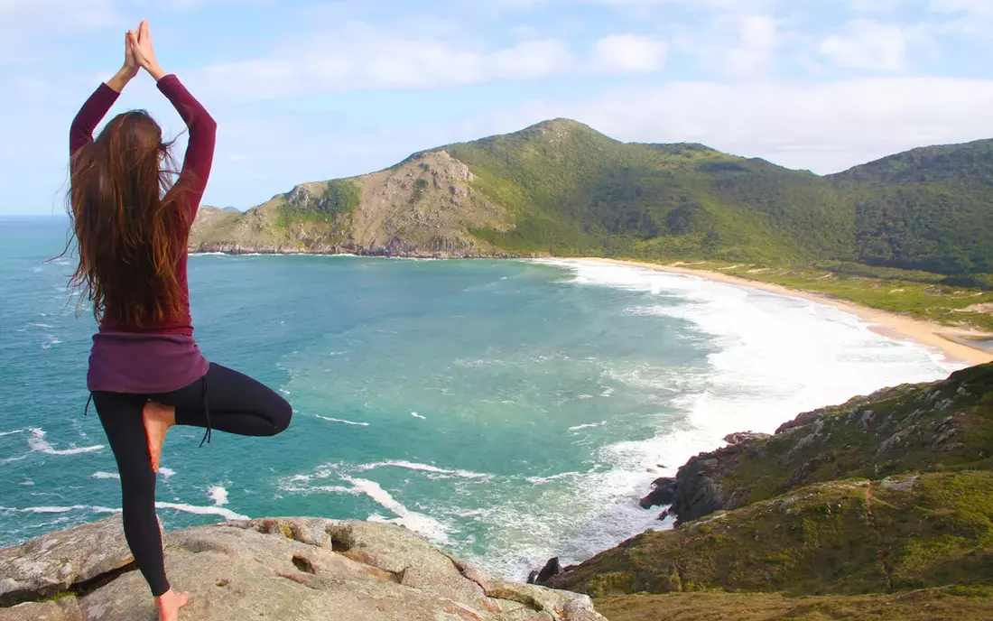 yoga at the cliffs in the algarve