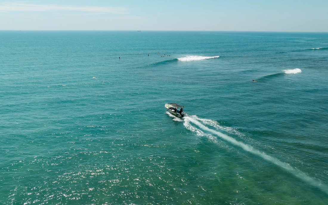 Speedboot und Wellen mit Surfern