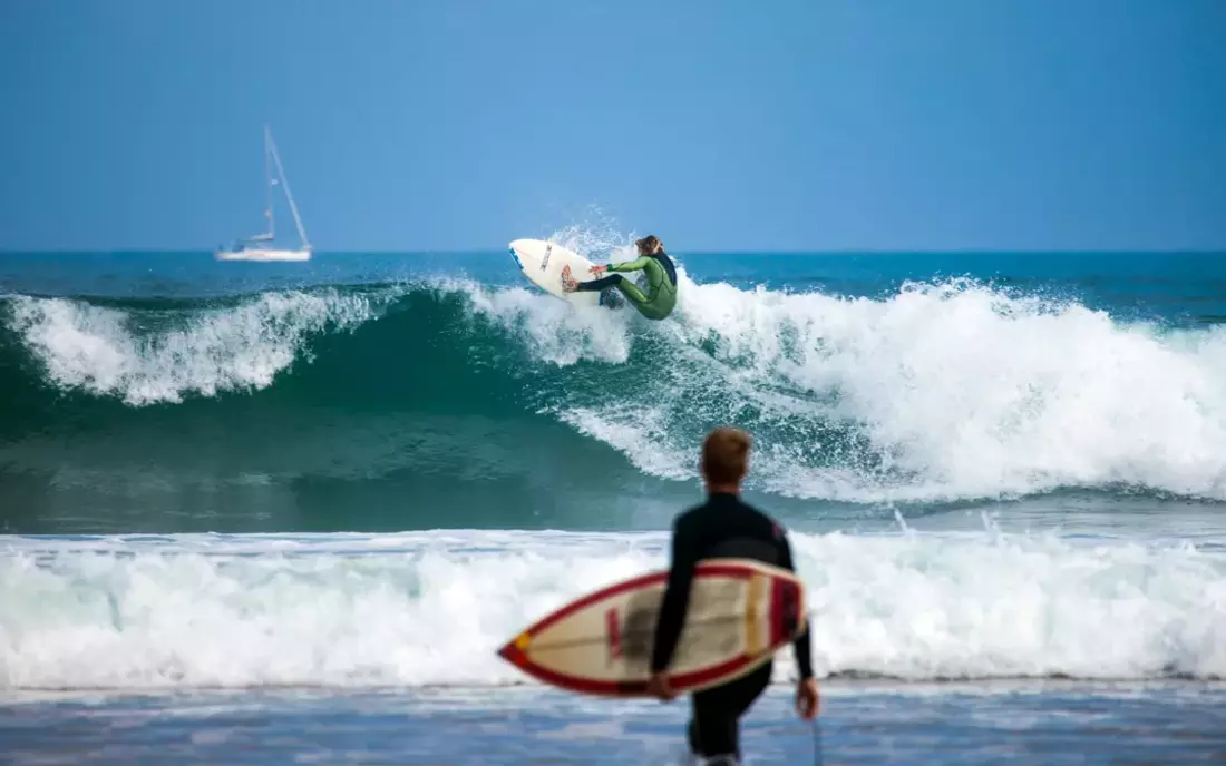 Große Auswahl an verschiedenen Surfboards und Wetsuits