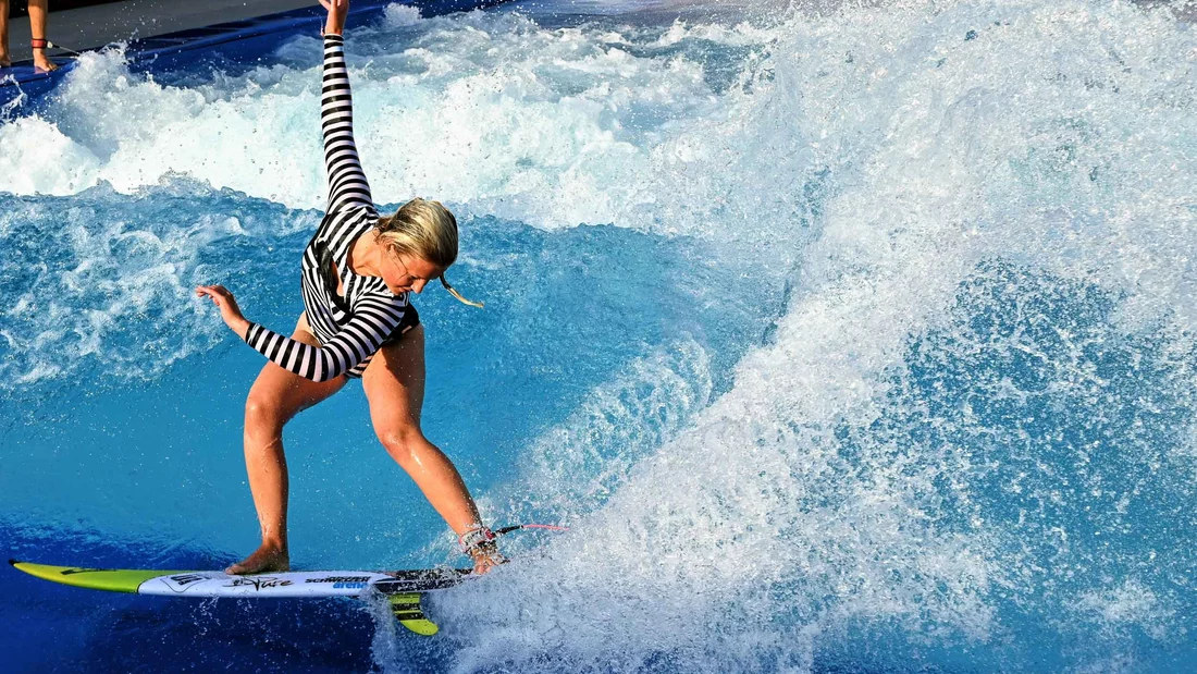 Rosina Neurer surfs citywave 2
