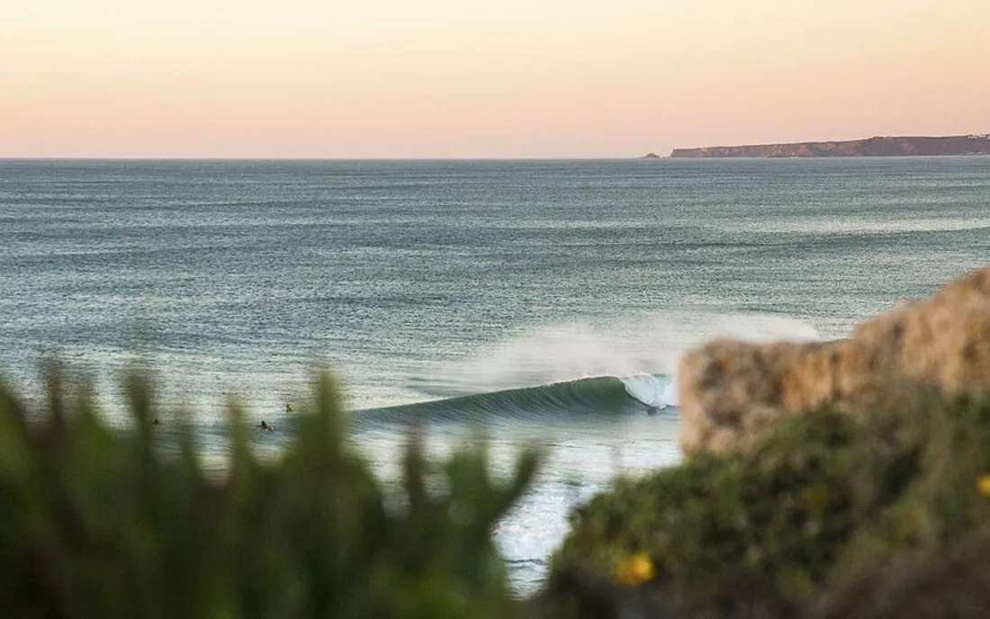 Gruene Welle am Surfspot in Portugal