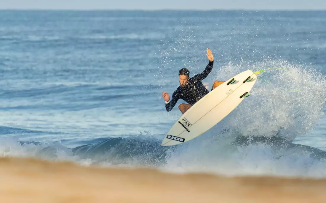 Alex Tesch beim Surfen