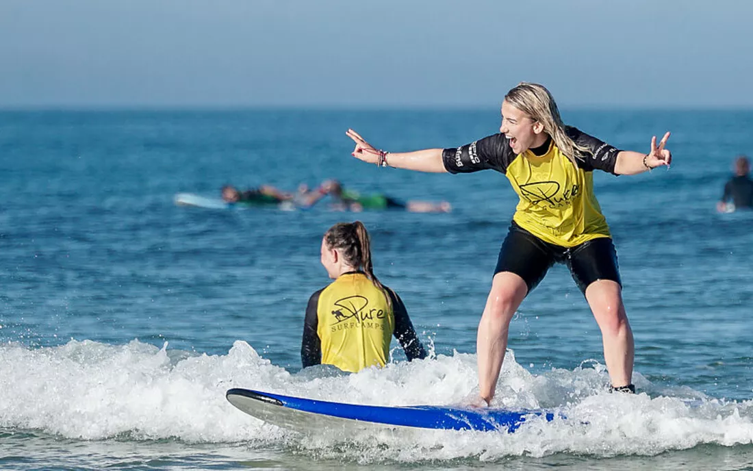 Surferin im Surfkurs beim Surfen lernen