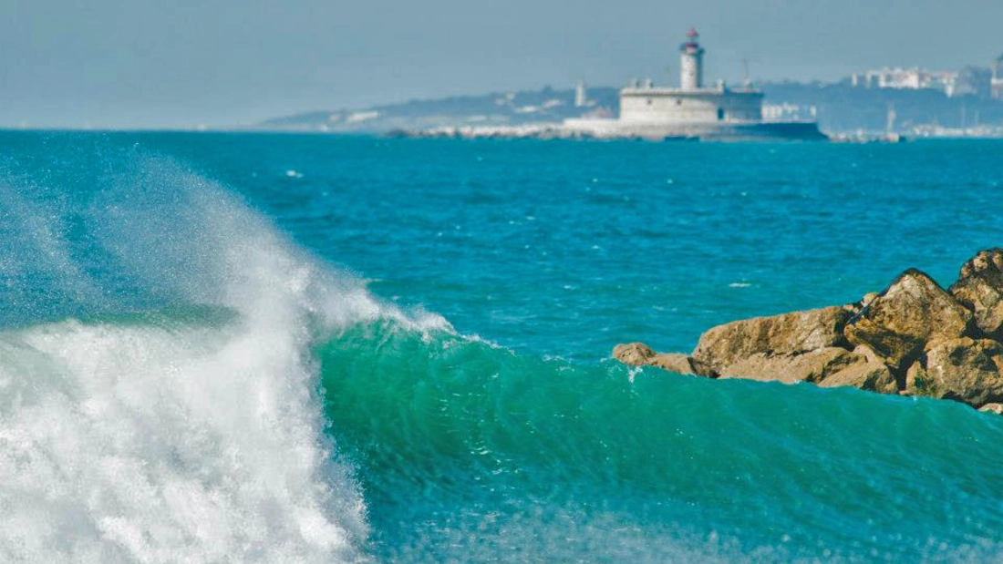 puresurfcamps-eco-surflodge-caparica-surfschule-qualität-welle