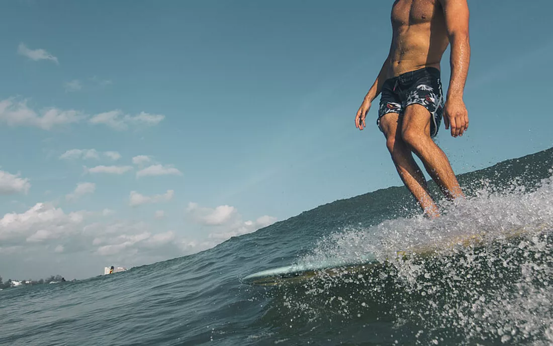 Surfer beim Surfen auf Longboard