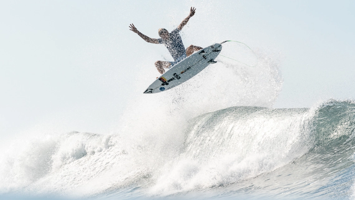 Leon Glatzer qualifiziert sich beim Surfen für Olympia 2021 in Tokio