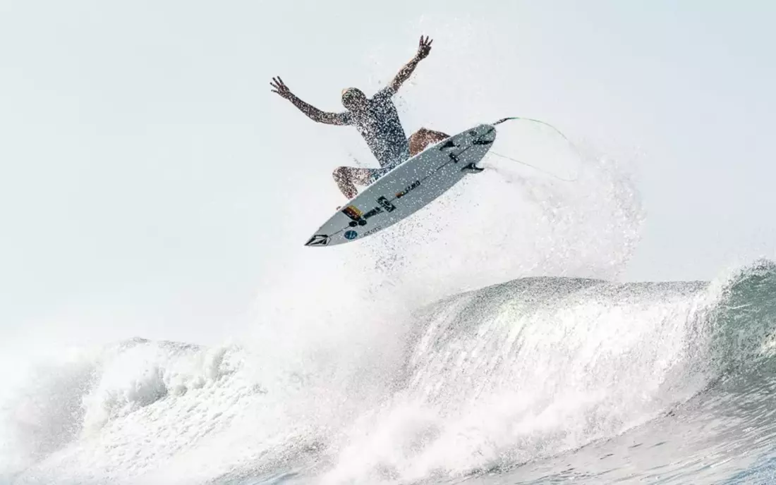 Leon Glatzer beim Surfen