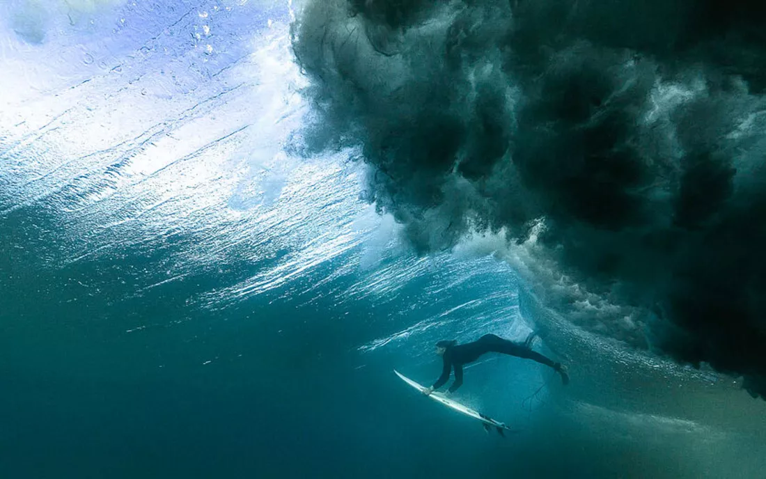 Surfer beim Duck Dive Unterwasseraufnahme