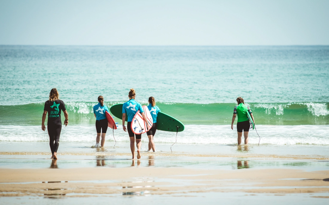 Zusammen das Surfen lernen