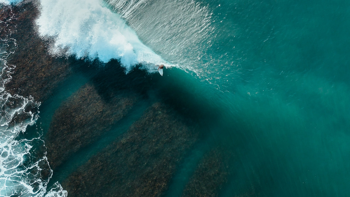 Surfer in Welle von oben