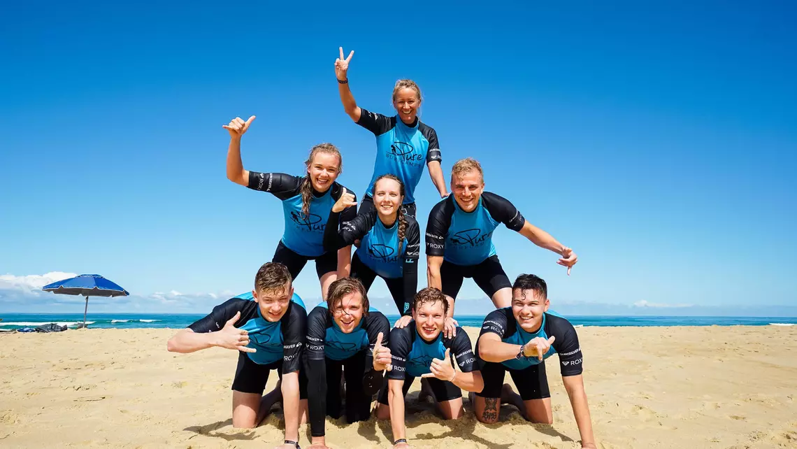 Gruppenfoto von Surfkurs in Pyramiden-Konstellation