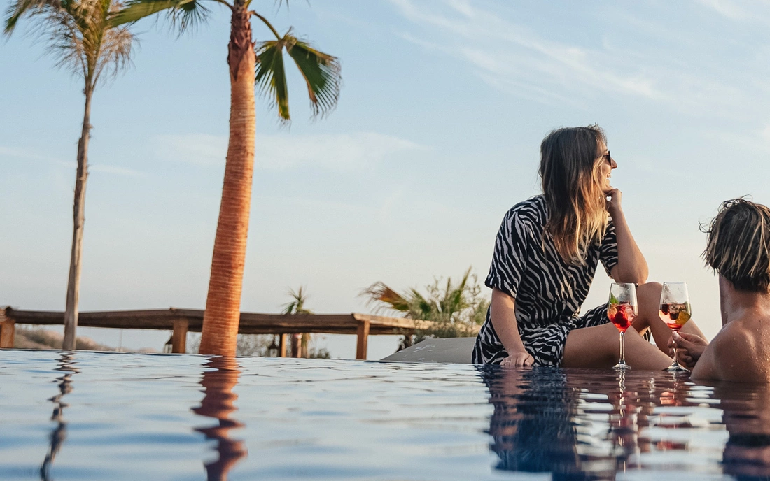 Boutique Surfcamp Marokko Tamraght Ausblick Drinks am Pool