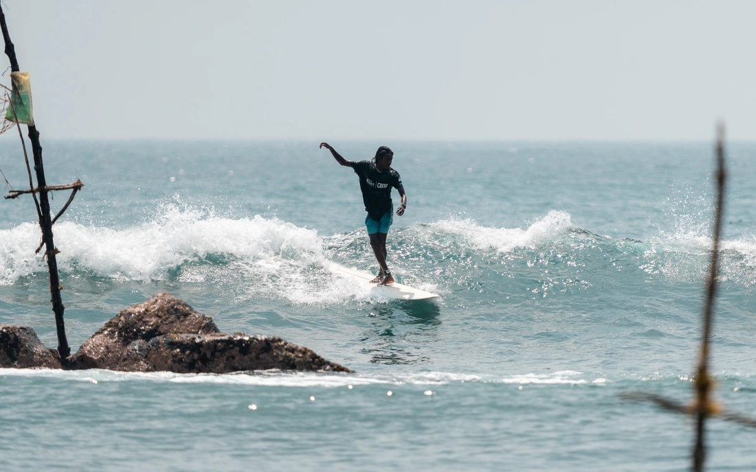 sticks break Beachfront Surfcamp Sri Lanka Guiding