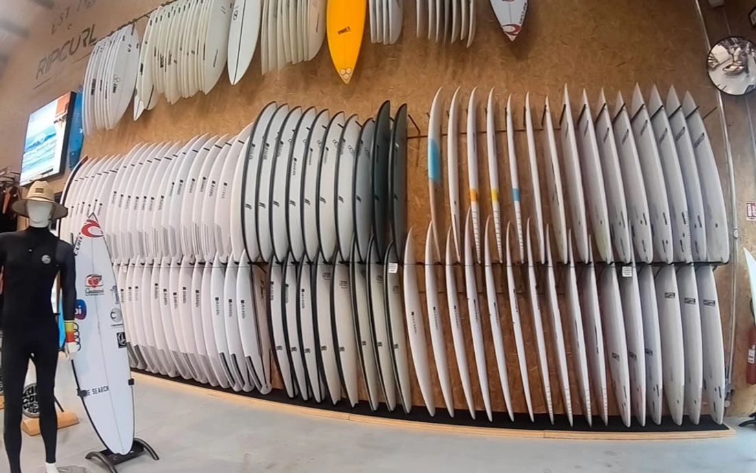 Familien Surfcamps Ausflug in die Outlets nach Hossegor Surfbretter