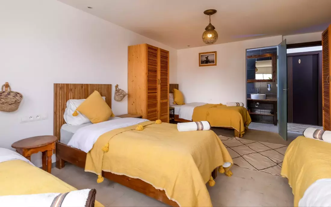[Translate to English:] Mehrbettzimmer im Sea View Surfcamp Marokko