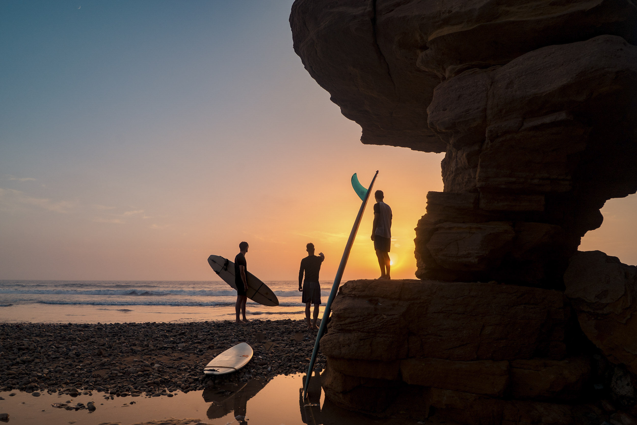 Surfer bei Sonnenuntergang in Marokko