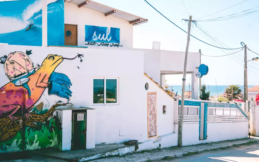 Beachfront Surf House in Caparica