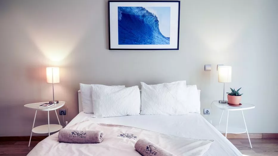 Surf Lodge Santa Cruz Portugal double bed fresh sheets surf art