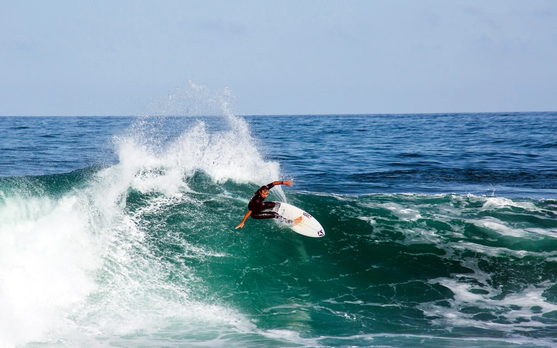 Roundhouse carve surfing